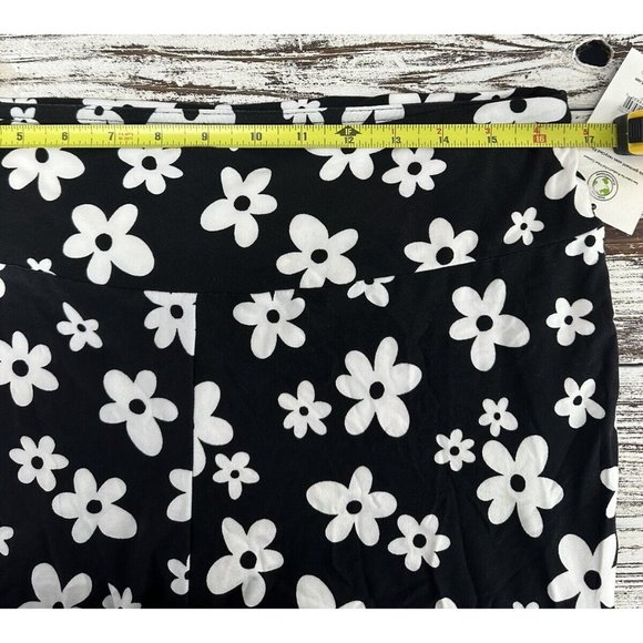 New No Boundaries Floral Knit Flare Pants XL Juniors Women Black‎ White - Picture 4 of 7